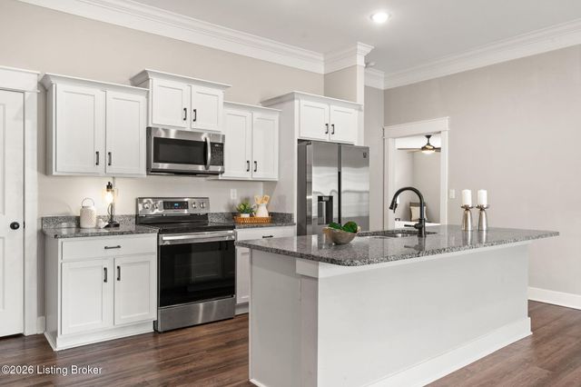 5011 Woodridge Lake Blvd, Louisville, KY 40272