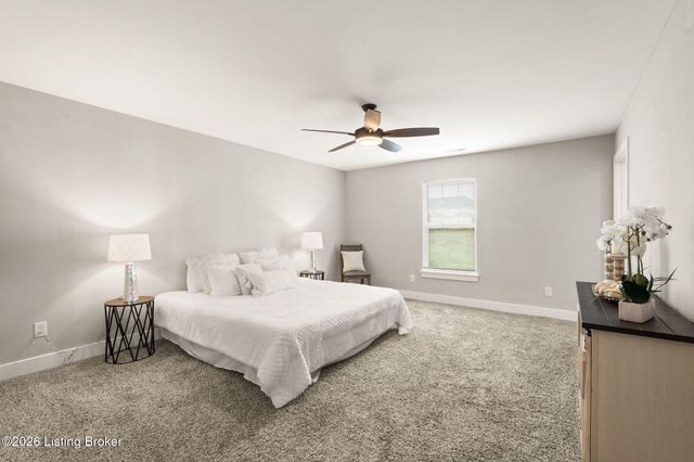 5011 Woodridge Lake Blvd, Louisville, KY 40272