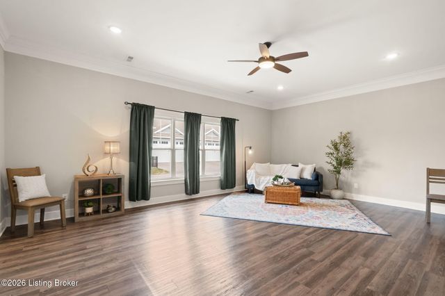 5011 Woodridge Lake Blvd, Louisville, KY 40272