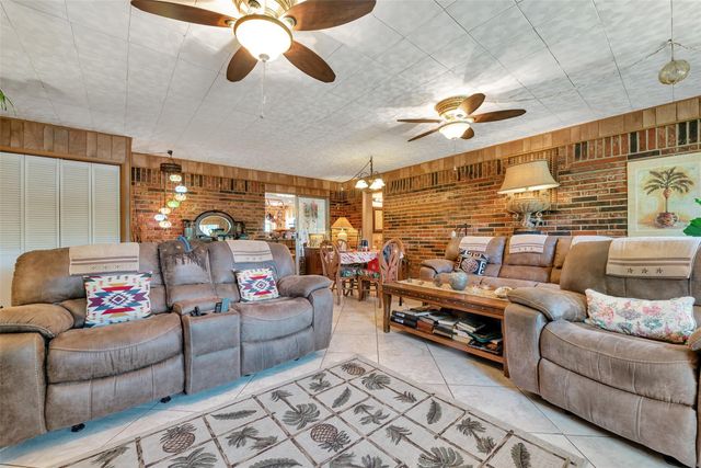 2913 18th Avenue N, Texas City, TX 77590