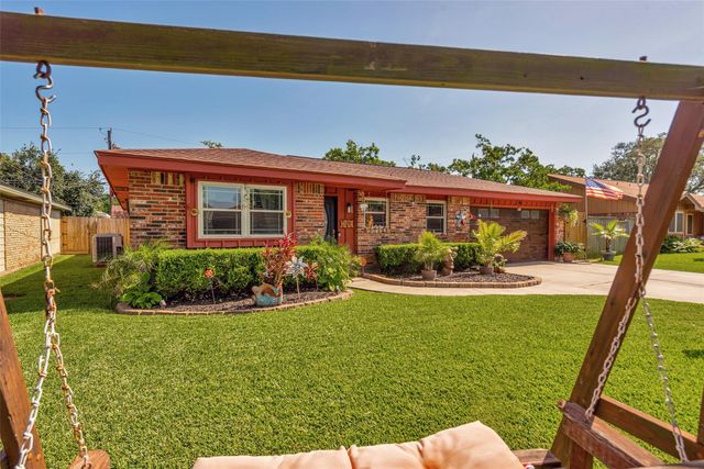 2913 18th Avenue N, Texas City, TX 77590