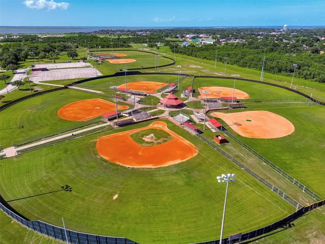2913 18th Avenue N, Texas City, TX 77590