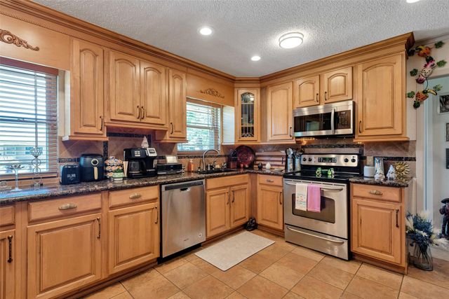 2913 18th Avenue N, Texas City, TX 77590
