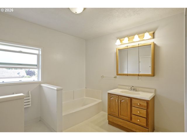 844 CORBY St, Woodburn, OR 97071