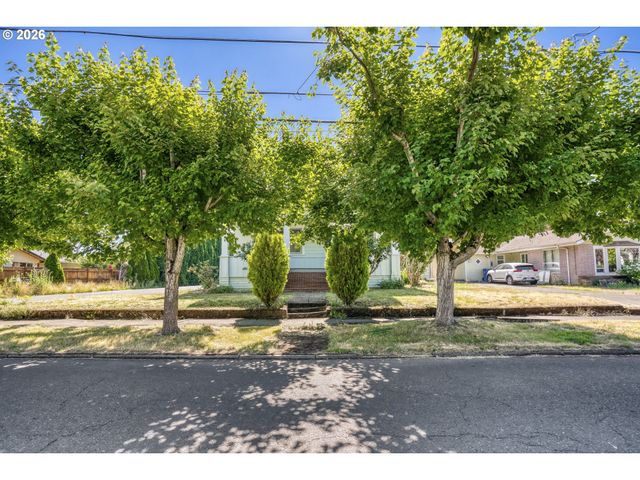844 CORBY St, Woodburn, OR 97071