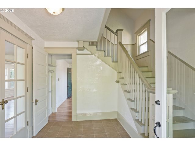 844 CORBY St, Woodburn, OR 97071