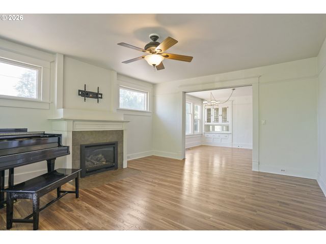 844 CORBY St, Woodburn, OR 97071
