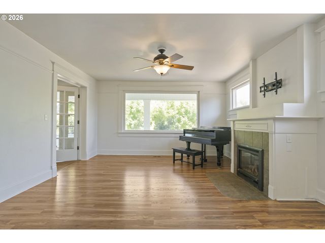 844 CORBY St, Woodburn, OR 97071