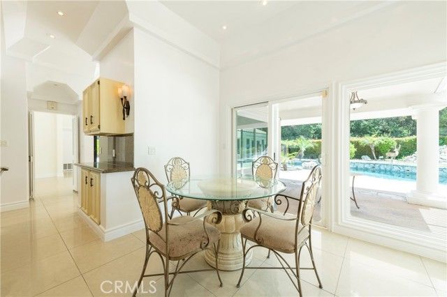 16379 Meadowridge Road, Encino (los Angeles), CA 91436