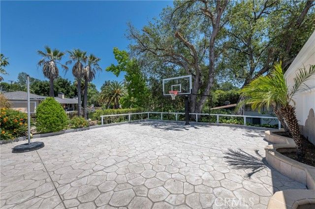 16379 Meadowridge Road, Encino (los Angeles), CA 91436