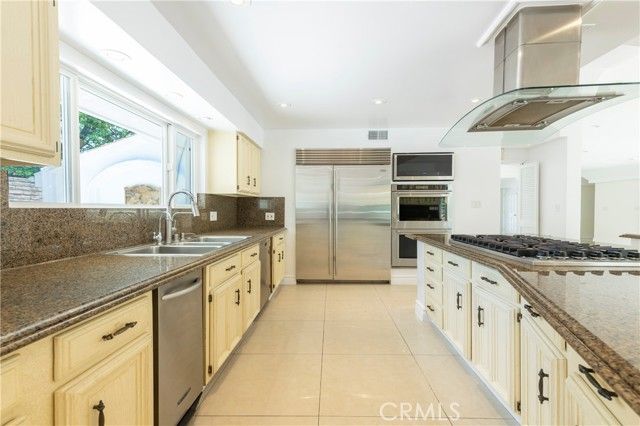 16379 Meadowridge Road, Encino (los Angeles), CA 91436