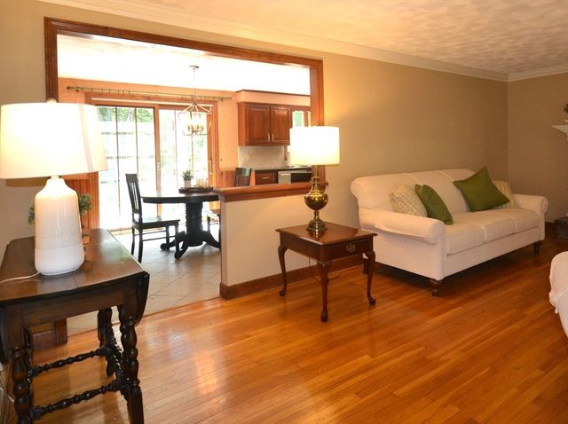 18 Bennett Rd, Rochester, MA 02770