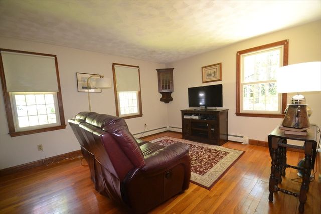 18 Bennett Rd, Rochester, MA 02770