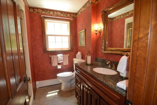 18 Bennett Rd, Rochester, MA 02770