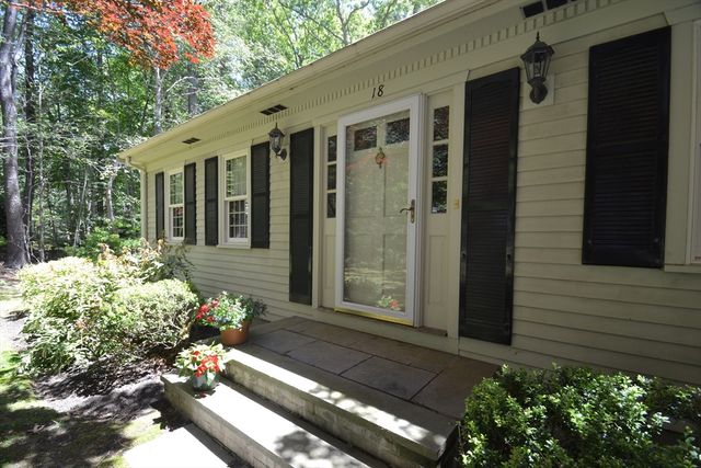 18 Bennett Rd, Rochester, MA 02770