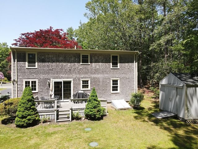 18 Bennett Rd, Rochester, MA 02770