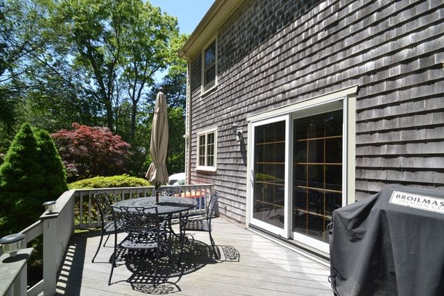 18 Bennett Rd, Rochester, MA 02770