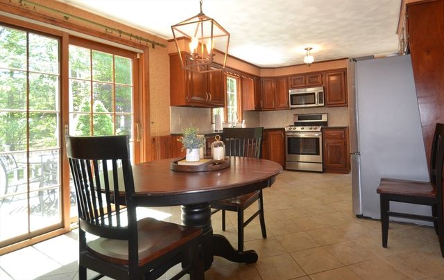 18 Bennett Rd, Rochester, MA 02770