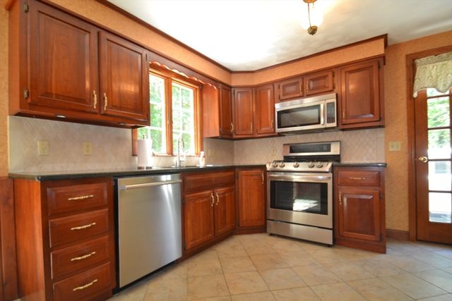 18 Bennett Rd, Rochester, MA 02770