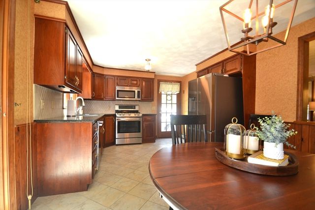18 Bennett Rd, Rochester, MA 02770