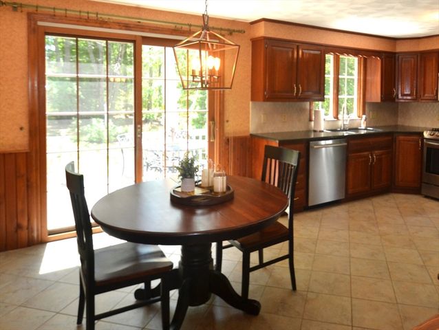 18 Bennett Rd, Rochester, MA 02770