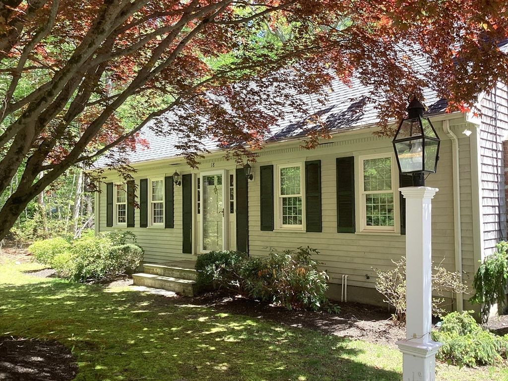 18 Bennett Rd, Rochester, MA 02770