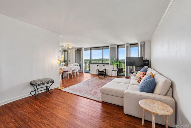 15 Stewart Place 12A, White Plains, NY 10603