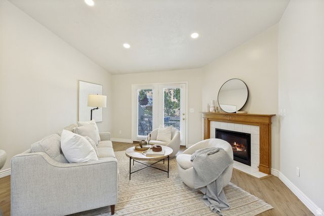 1077 E BROOK CIR, Kaysville, UT 84037