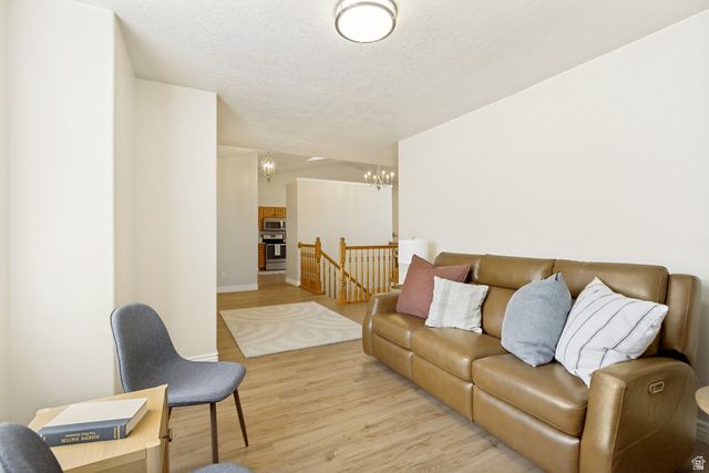 1077 E BROOK CIR, Kaysville, UT 84037
