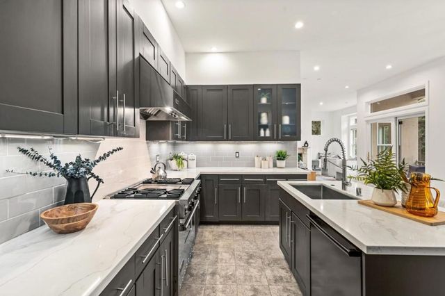 2220 Arrowhead Drive, Oakland, CA 94611