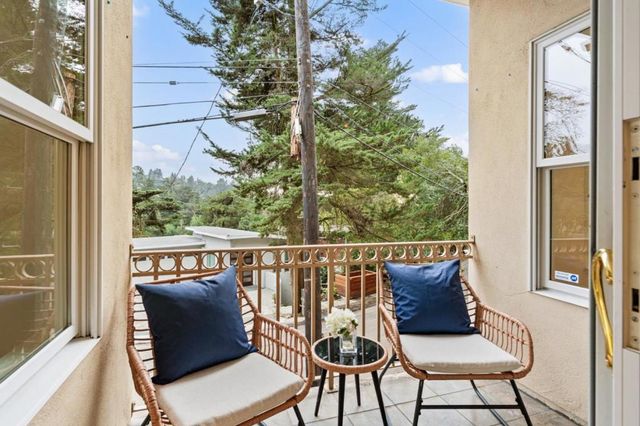 2220 Arrowhead Drive, Oakland, CA 94611