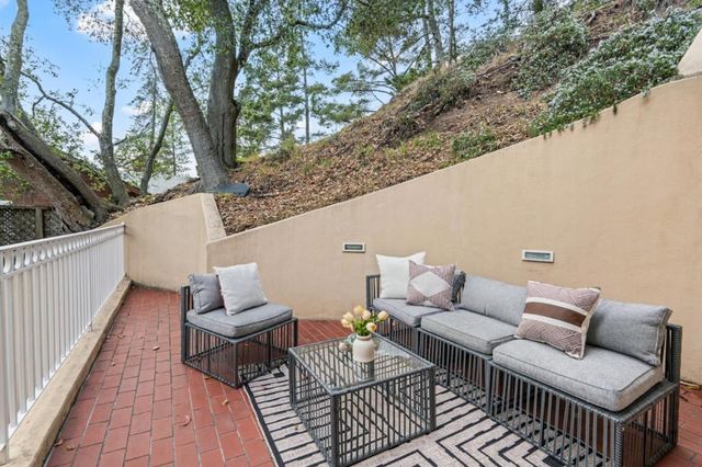 2220 Arrowhead Drive, Oakland, CA 94611