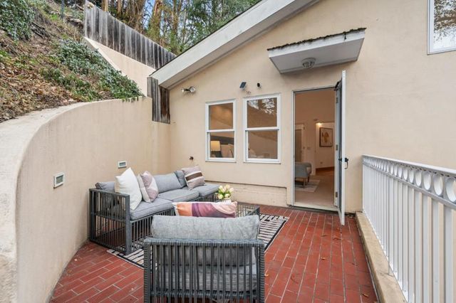 2220 Arrowhead Drive, Oakland, CA 94611