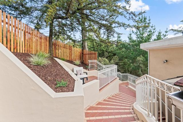 2220 Arrowhead Drive, Oakland, CA 94611