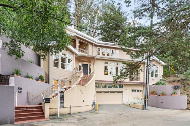 2220 Arrowhead Drive, Oakland, CA 94611