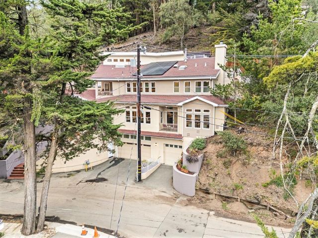 2220 Arrowhead Drive, Oakland, CA 94611