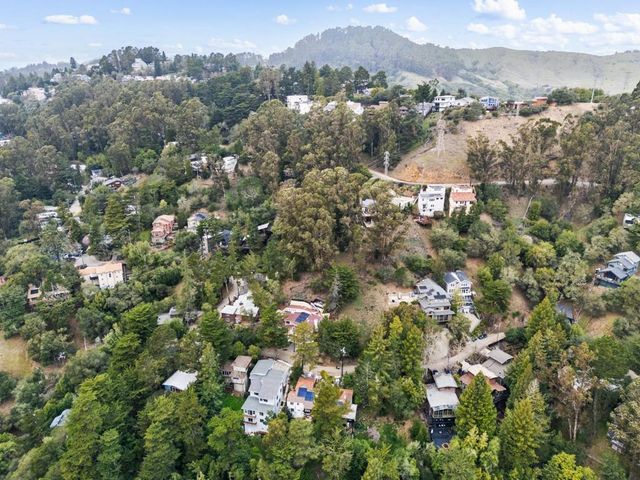 2220 Arrowhead Drive, Oakland, CA 94611