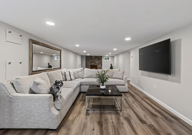 15 Pheasant Ln, Woburn, MA 01801