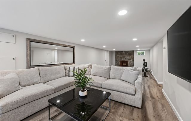15 Pheasant Ln, Woburn, MA 01801
