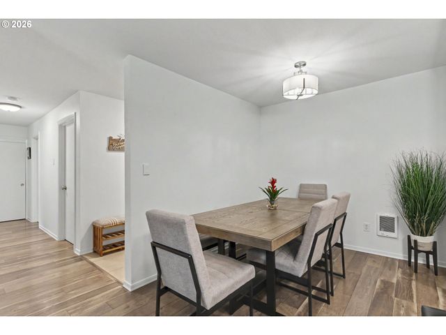 200 BURNHAM Rd 306, Lake Oswego, OR 97034