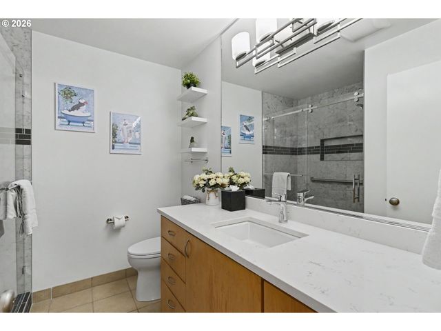 200 BURNHAM Rd 306, Lake Oswego, OR 97034