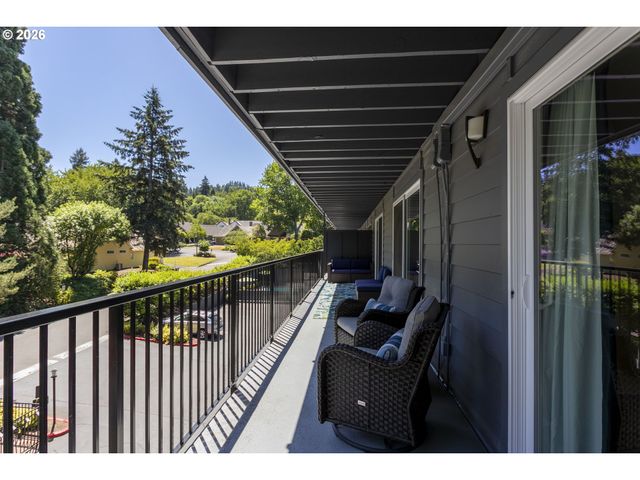 200 BURNHAM Rd 306, Lake Oswego, OR 97034