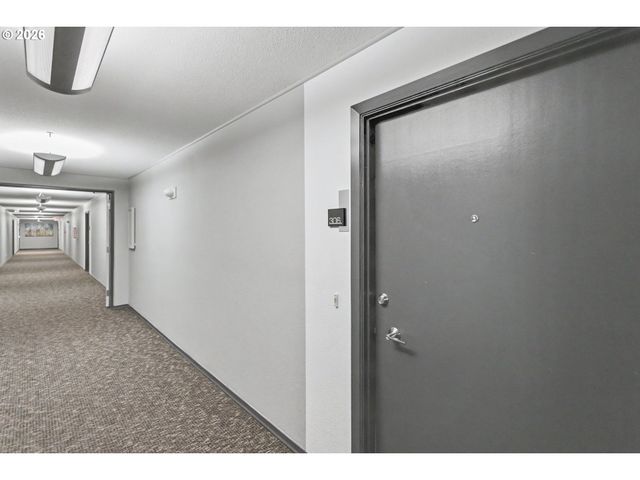200 BURNHAM Rd 306, Lake Oswego, OR 97034