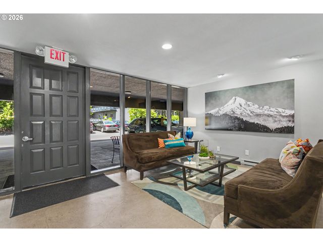 200 BURNHAM Rd 306, Lake Oswego, OR 97034