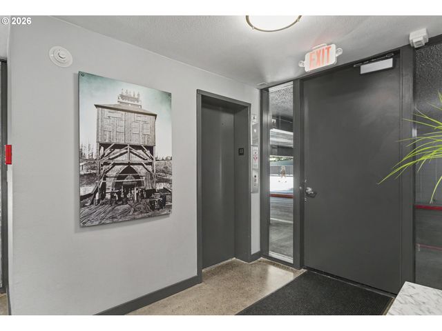 200 BURNHAM Rd 306, Lake Oswego, OR 97034