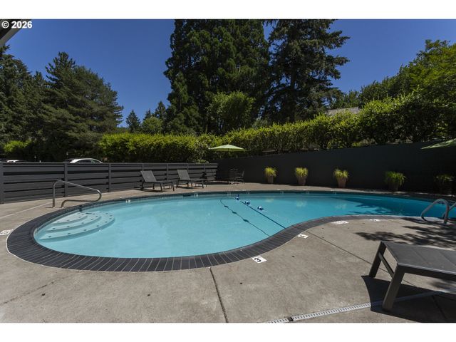 200 BURNHAM Rd 306, Lake Oswego, OR 97034