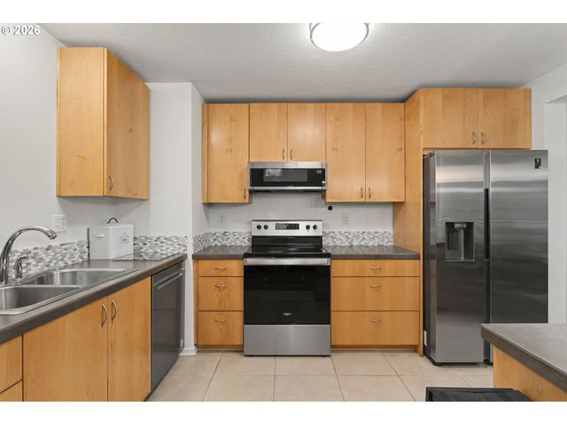 200 BURNHAM Rd 306, Lake Oswego, OR 97034