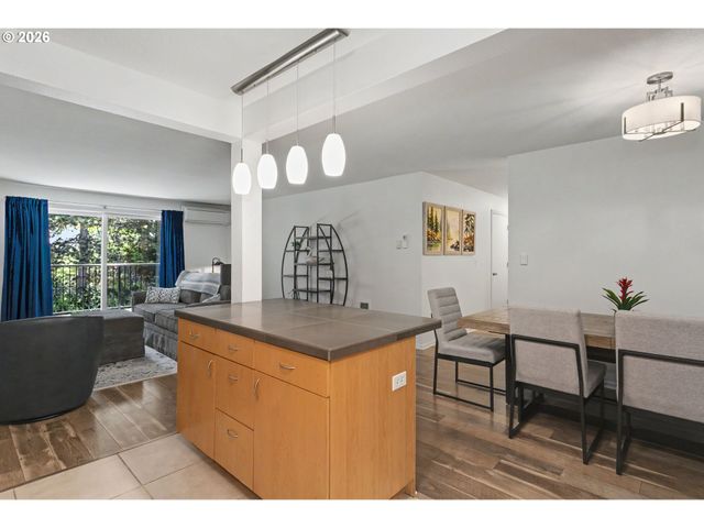 200 BURNHAM Rd 306, Lake Oswego, OR 97034
