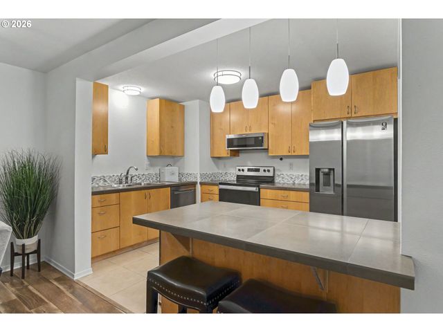 200 BURNHAM Rd 306, Lake Oswego, OR 97034
