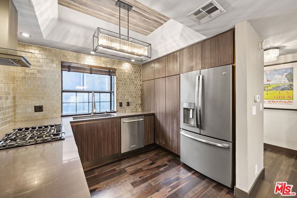 Image 11 of property listing at 36 Navy Street 3, Venice, CA 90291